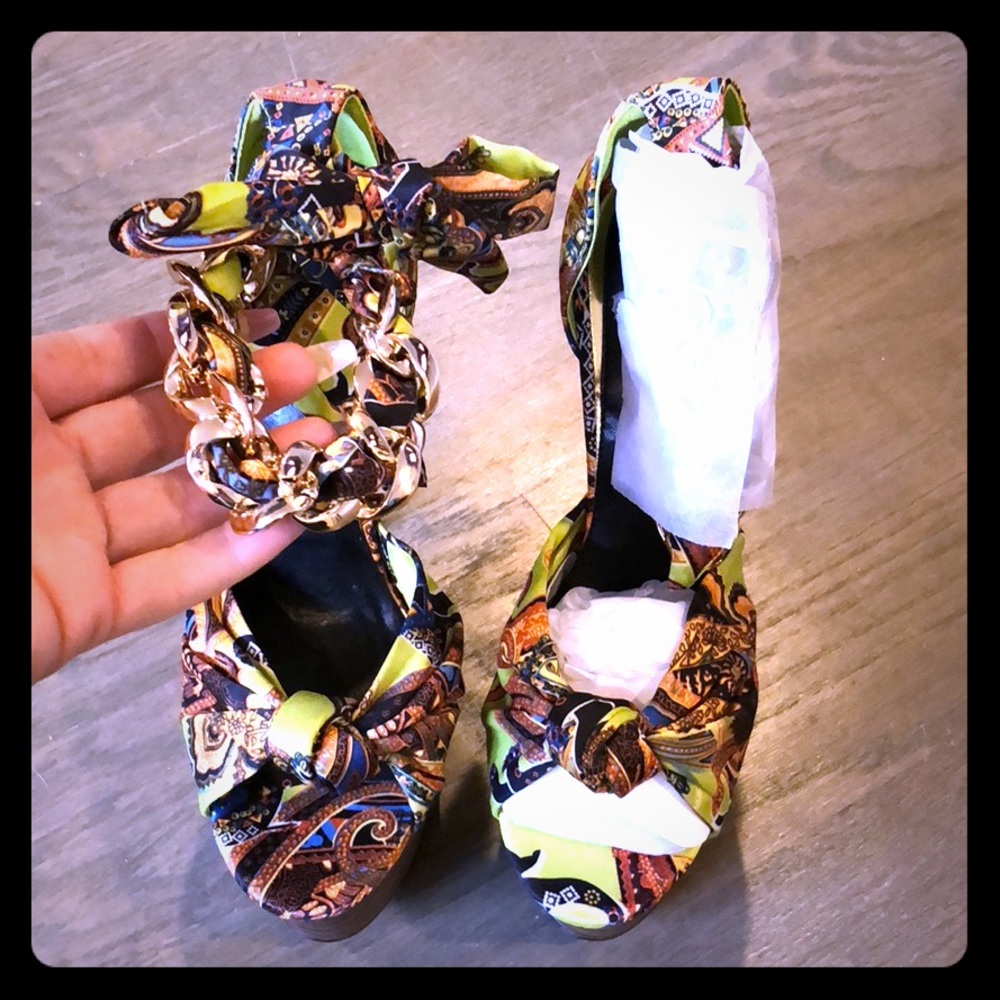 GOLD chain buckle heel